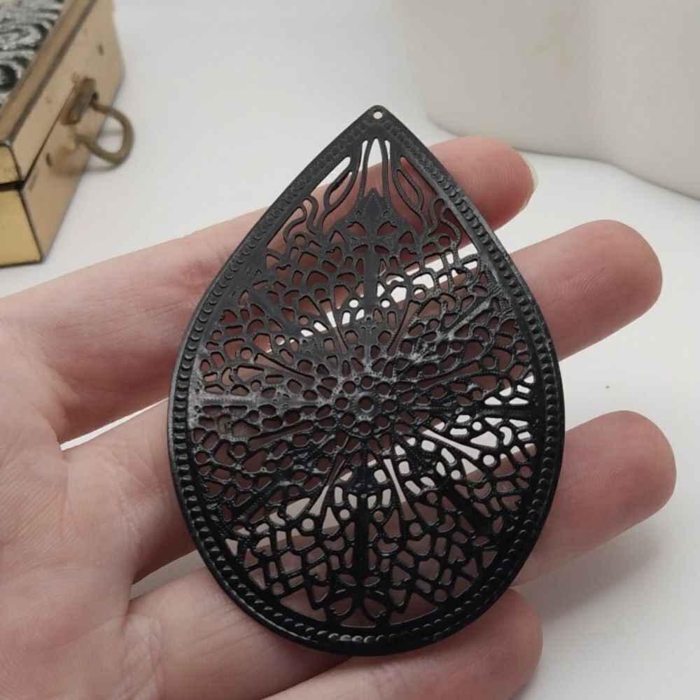 Openwork gothic teardrop necklace pendant